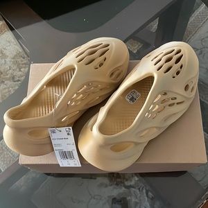 Yezzy foam runners Size 6